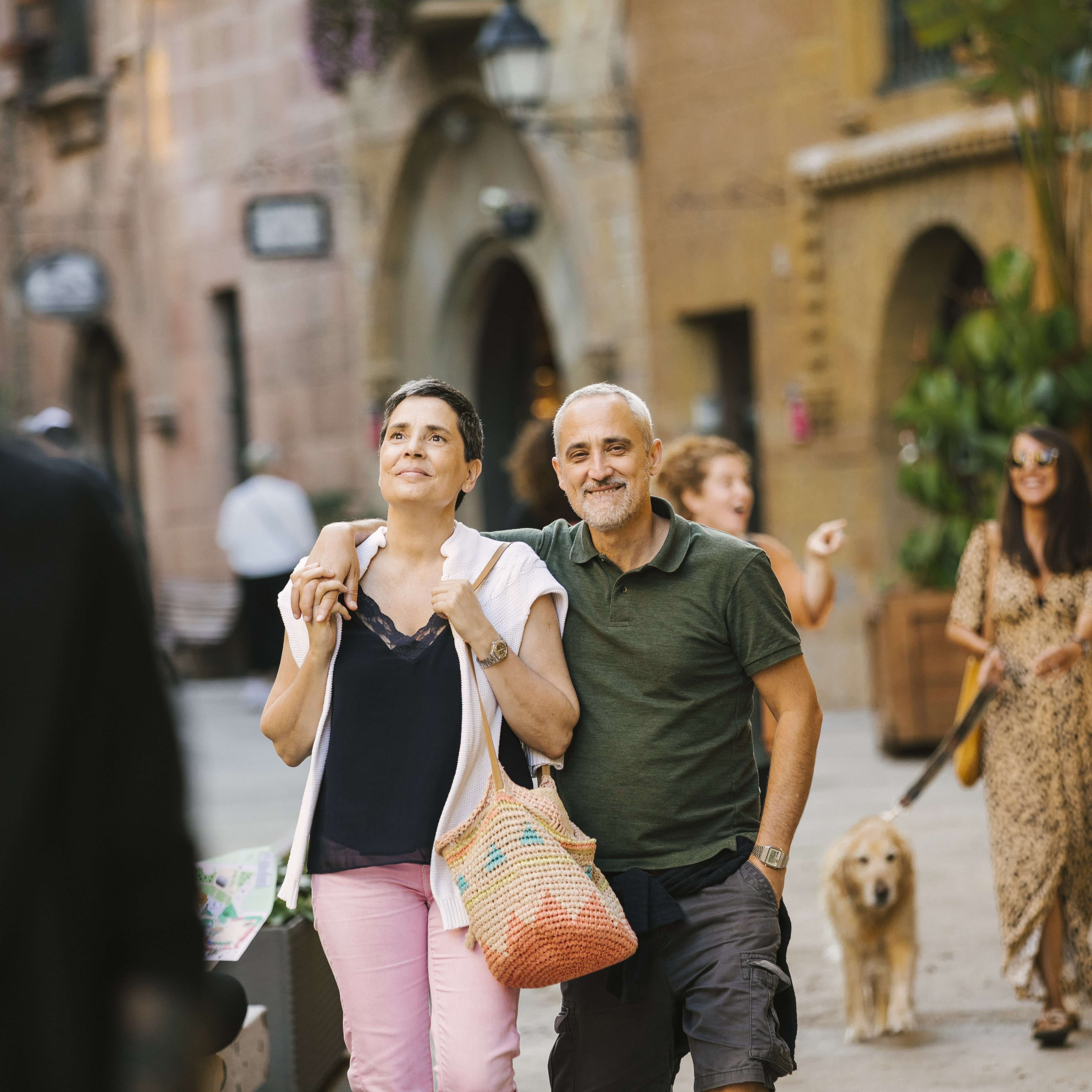 Pareja paseando por el Poble Espanyol