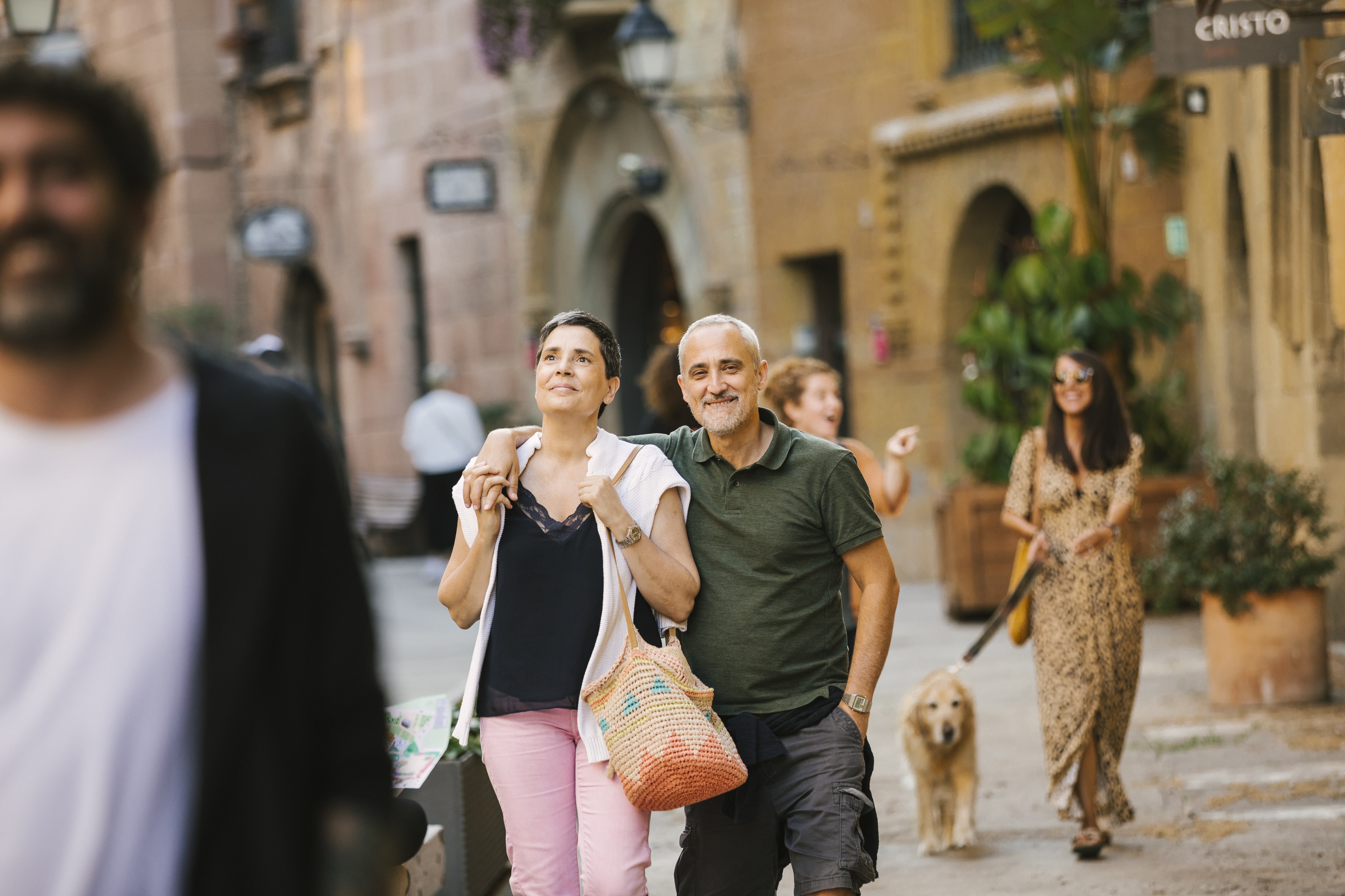 Pareja paseando por el Poble Espanyol