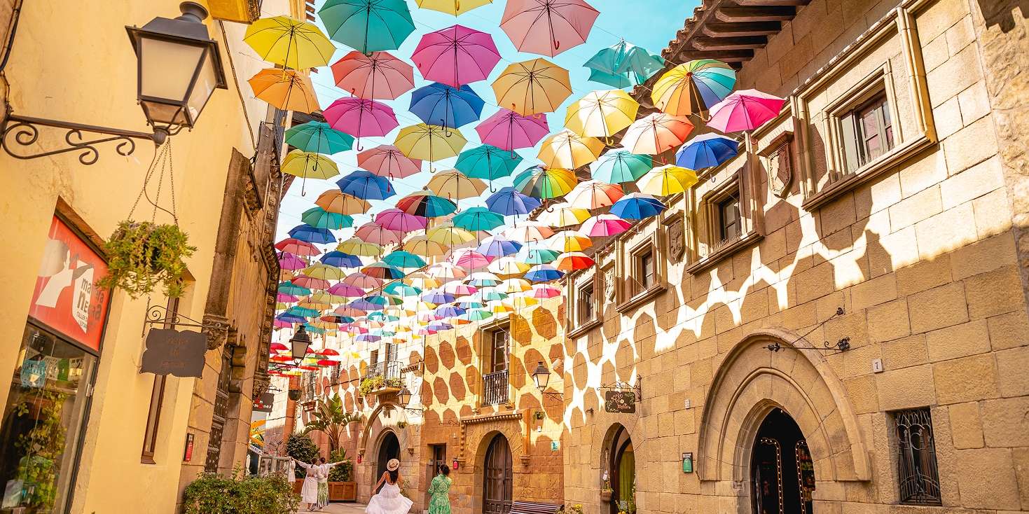 calle de los paraguas fotografiable en el poble espanyol de barcelona