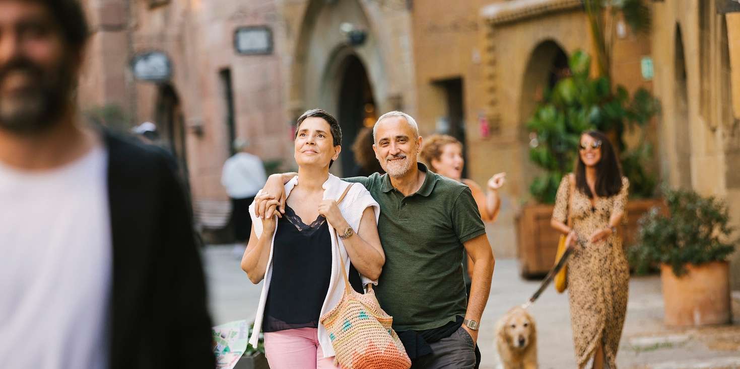 Pareja paseando por el poble espanyol de barcelona