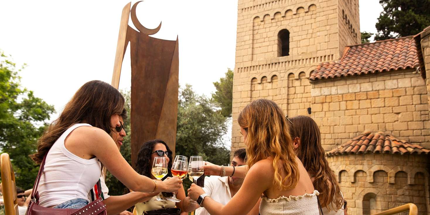 amigas tomando algo en el poble espanyol en montjuic en barcelona