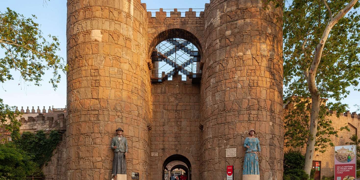 entrada al poble espanyol de montjuic en barcelona